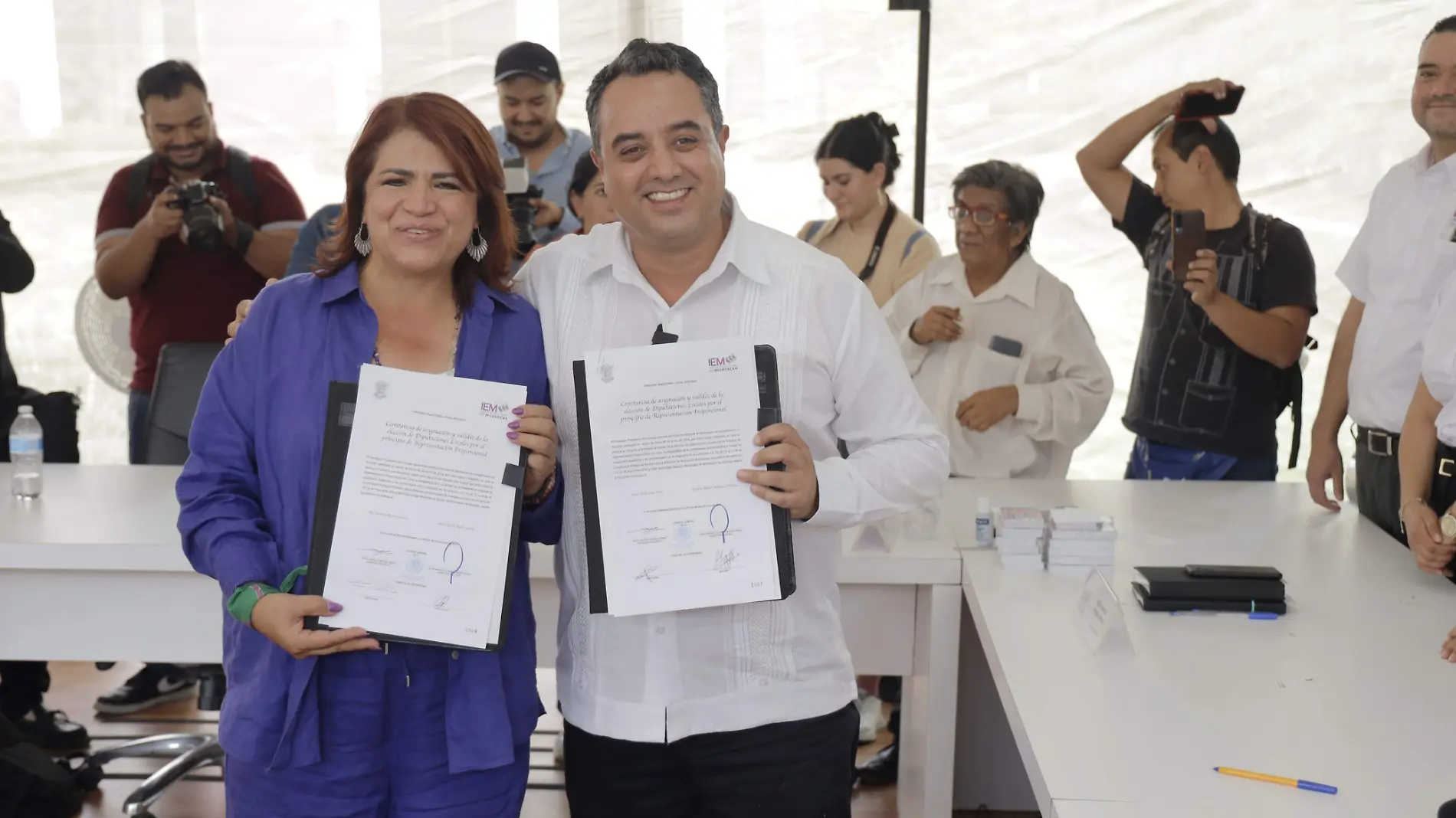 Fabiola Alanís Sámano y Juan Pablo Celis Silva con su carta de mayoria del IEM